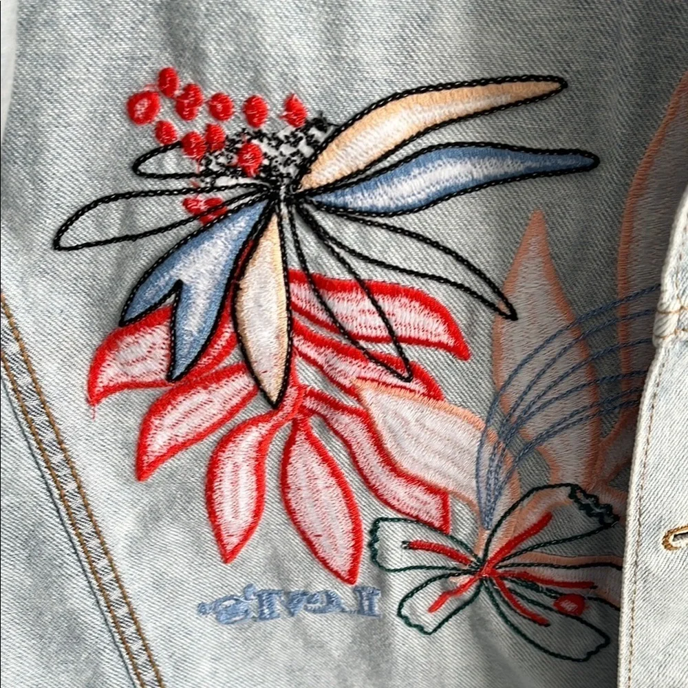 LEVI’S NWOT Light Blue Embroidered Denim Jacket, Size M - Picture 9 of 14